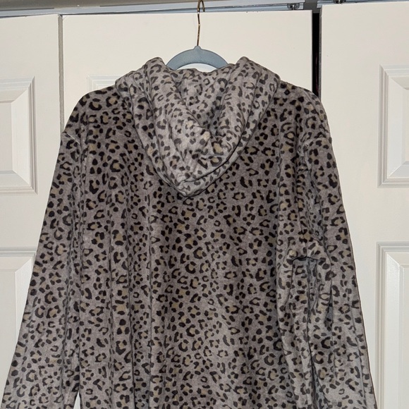32 Degrees Gray Leopard Print Hooded Dress Blanket - Picture 4 of 5